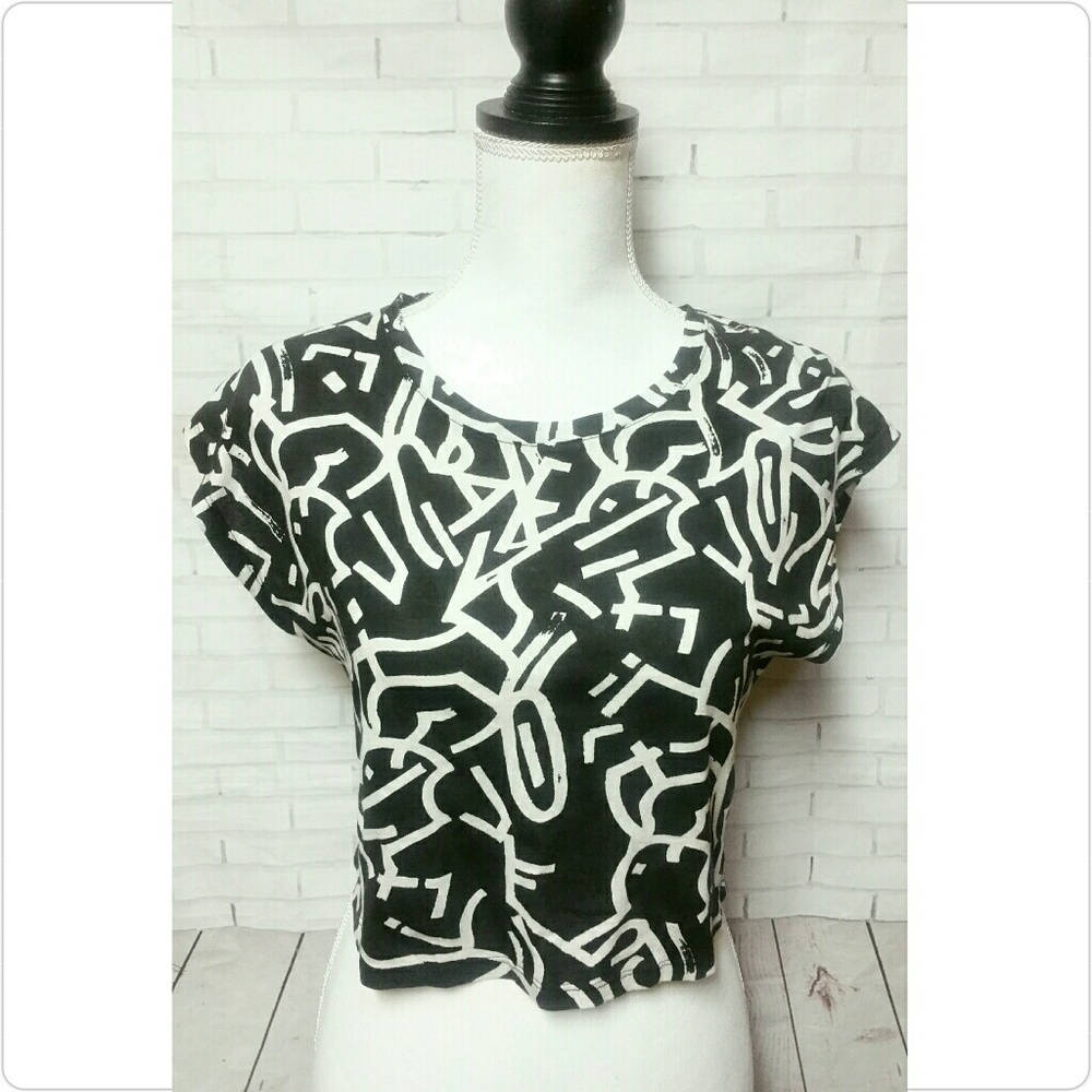⤵$13 Zara Womens Crop Top Sz M Black/White Print